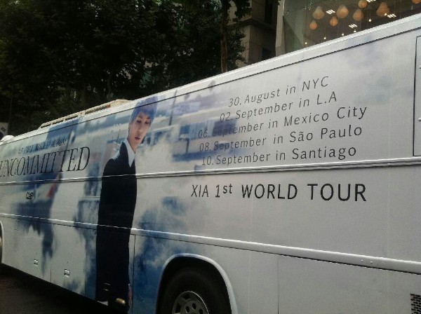 JYJのキム・ジュンス初の英語シングル「UNCOMMITTED」の発売とワールドツアーの開始を知らせるラッピングバスが韓国ソウルで運行されている。写真はC-JeSエンターテインメントが公開したラッピングバスの外観。