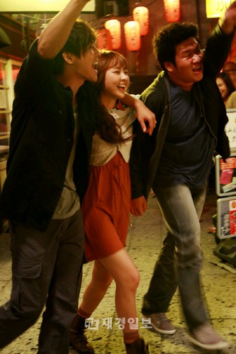 今月21日午前、キム・ヒョンジュン、チョン・ユミ、パク・ヒョジュンのドラマ『都市征伐』日本ロケの写真が公開された。