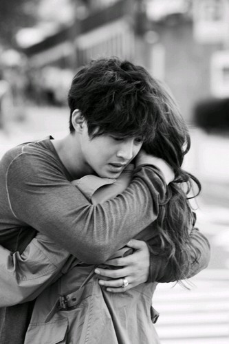 大作ドラマ『都市征伐』の主演俳優キム・ヒョンジュンとチョン・ユミの、胸が切なくなるような熱い抱擁シーンが公開されて話題だ。写真 =メディアバック