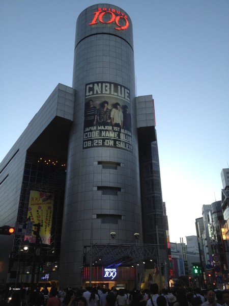 ファッションビル「渋谷109」にCNBLUEが明日29日のリリースを控えたメジャー1stアルバム「CODE NAME BLUE」の巨大ビジュアルボードが掲示されている。（2012年8月24日、東京都渋谷区）