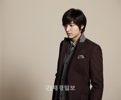 ドラマ『神医』でチェ・ヨン役を好演中のイ・ミンホが公式モデルを務める韓国の紳士服ブランド「TRUGEN」(トゥルジェン)の、センスあふれるF/W(秋冬)シーズンのグラビアカットが公開された。写真= TRUGEN