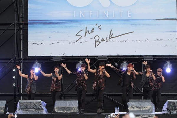 8月29日に3rdシングル「She's Back」をリリースしたINFINITEが2日、リリース記念のハイタッチ会を横浜・赤レンガ倉庫で開催し、豪雨でズブ濡れになりながらも3,000人とタッチを交わした。（写真提供：ウリム・コンテンツ）