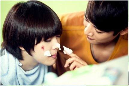 SBSドラマ『花ざかりの君たちへ』のf(x)ソルリとSHINeeミンホが、甘い“洗顔LOVEショット”シーンを公開した。