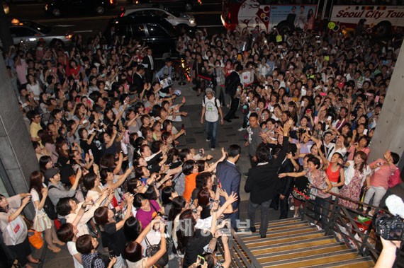 韓国のイタリアン・ファミリーレストラン「ブラックスミス」は、9月1日夕方6時30分から約2時間、仁寺洞安国駅店で、ブラックスミス専属モデルソン・スンホンのサイン会を開催した。