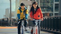 サイクリングにぴったりの季節－秋の始まりを迎え、オンライン上で連日MissA（ミスエイ）スジとキム・スヒョンの、ほのかな恋を思わせる“サイクリング・デート”が話題だ。写真＝XTM「STAR N' the CITY」放送キャプチャー