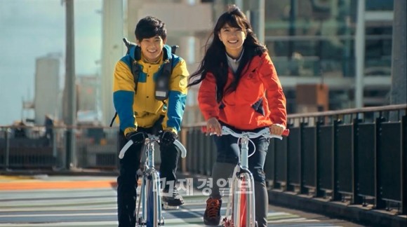 サイクリングにぴったりの季節－秋の始まりを迎え、オンライン上で連日MissA（ミスエイ）スジとキム・スヒョンの、ほのかな恋を思わせる“サイクリング・デート”が話題だ。写真＝XTM「STAR N' the CITY」放送キャプチャー