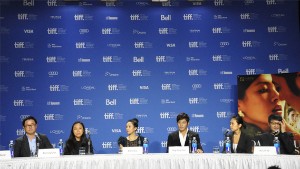 映画『危険な関係』で第37回トロント国際映画祭に公式招待されたチャン・ドンゴン、チャン・ツィイー、ホ・ジノ監督の公式記者会見のスチールが公開された。