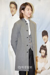 KBS新週末ドラマ『私の娘ソヨンイ』製作発表会が11日午後、ソウルパレスホテルのグランドボールルームで開かれ、CNBLUEイ・ジョンシンら出演者が出席した。