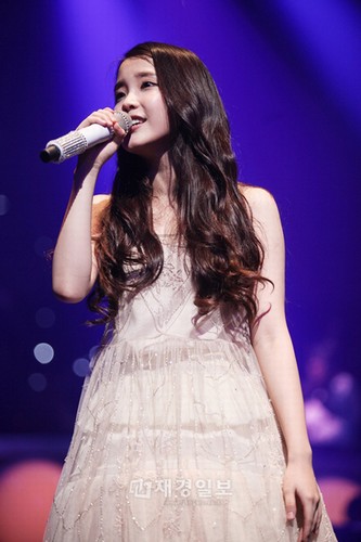 歌手IU（アイユー）が韓国KBS 2TVのバラエティー番組『ハッピートゥゲザー3』に出演し、自身がMCを務めていた音楽番組で1位の発表を間違えたことがあると告白した。