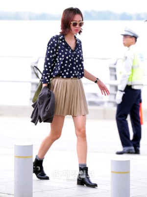 女優コン・ヒョジンがおしゃれな空港ファッションを披露し、注目を集めた。