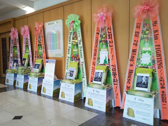 神話（SHINHWA）キム・ドンワンの国内外ファンが7日午後5時、ソウル延世大学大講堂で開かれた「2012キム・ドンワンファンミーティングTHE PRESENT in Korea」にドリーミー花輪を贈り応援した。写真=ドリーミー