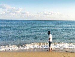 チュ・ジフンは10日午後、自身の公式ホームページのFROM.JIHOON掲示板で「先週末の短い休息時間…今はジホ（ドラマの役名）にまた戻りました」というコメントとともに海雲台（ヘウンデ）の海をバックに撮った2枚の写真を公開した。