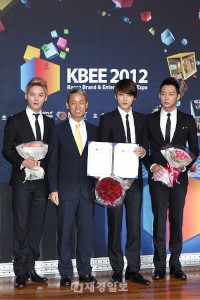 JYJが17日午前、ソウル瑞草（ソチョ）区廉谷（ヨムゴク）洞にあるKOTRA（大韓貿易投資振興公社）で、「2012日韓交流総合展」の広報大使に任命された。