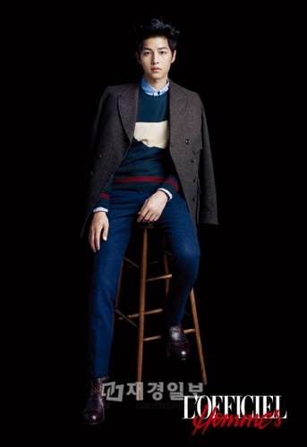 俳優ソン・ジュンギが、男性ファッション誌「L’OFFICIEL HOMMES」のグラビアで、ソフト＆モダンな姿を披露した。