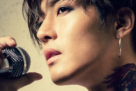 キム・ヒョンジュン（SS501リーダー）が日本ファーストアルバムのメインジャケットの写真を公開し、話題だ。