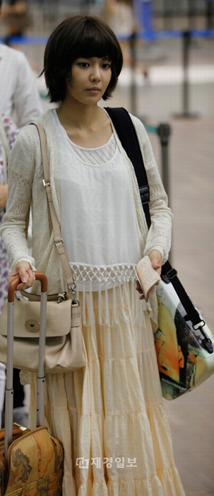 少女時代スヨンの、意外に地味な空港ファッションがキャッチされて注目を浴びている。