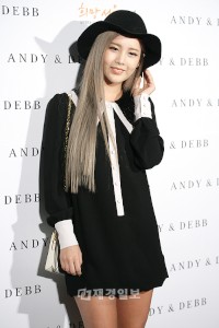 「2012秋季ソウルファッションウィーク」でT-ARAのヒョミンがセクシーなシースルールックを披露した。