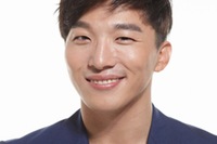 人気グループBIGBANGのメンバー、テヤン(SOL)の実兄としても知られている俳優トン・ヒョンベが、演劇『菊花の香り』で舞台デビューを果たす。