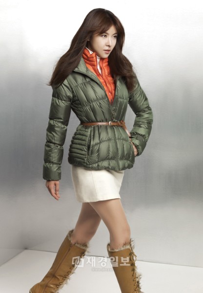女優ハ・ジウォンが、このたびスリムなラインが際立つダウンジャケットスタイルを披露して話題だ。