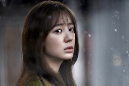 韓国MBC新水木ドラマ『会いたい』のスチール写真が公開され、ヒロイン役を演じるユン・ウネの豊かな感情表現が絶賛を受けている。