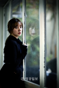 韓国MBC新水木ドラマ『会いたい』のスチール写真が公開され、ヒロイン役を演じるユン・ウネの豊かな感情表現が絶賛を受けている。