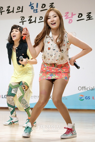 Wonder Girlsが15日午前、ソウル市内の盤浦洞（パンポドン）にある国立中央図書館で開かれた「2013平昌（ピョンチャン）冬季スペシャルオリンピック・ボランティアメンバー発隊式」に広報大使として参加しライブを行った。
