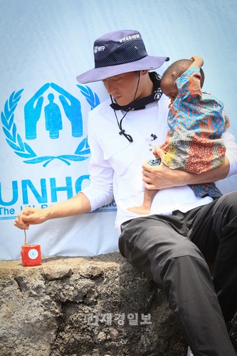 国連世界食糧計画(WFP)の広報大使であるチャン・ドンゴンが、同僚俳優キム・ミンジョンとともにWFP、国連難民機構(UNHCR)及びユニセフ(UNICEF)が共同で行うSBSの番組の収録のため、アフリカ・コンゴ民主共和国を訪れた。