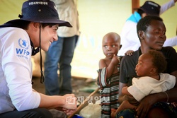 国連世界食糧計画(WFP)の広報大使であるチャン・ドンゴンが、同僚俳優キム・ミンジョンとともにWFP、国連難民機構(UNHCR)及びユニセフ(UNICEF)が共同で行うSBSの番組の収録のため、アフリカ・コンゴ民主共和国を訪れた。