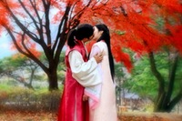 “チョン・ウチカップル”チャ・テヒョン＆AFTERSCHOOLユイが、甘い“紅葉のキス”を交わした。写真＝チョロクペムメディア