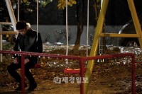 MBC水木ドラマの主人公パク・ユチョンが、思い出の詰まった公園でイ・スヨン（ユン・ウネ）を待っている写真が公開され、見る者の胸を詰まらせている。写真=イギムプロダクション