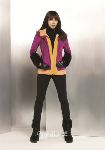 女優ハ・ジウォンが冬の必須アイテム、ポーラーフリースのジャケットでウォーム・カジュアルルックをお目見えした。