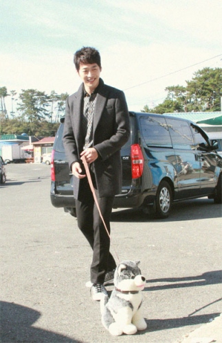 俳優キム・ジェウォンの“ブラウニーとの散歩”写真が話題だ。