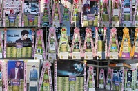 2AMの多国籍ファンたちが2AMアジアツアーコンサート“The Way of Love”を応援するため大規模な米花輪と卵花輪を贈った。
