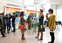 SBS月火ドラマ『ドラマの帝王』第8話でリアルなドラマ制作発表会のシーンが描かれ、注目を集めた。