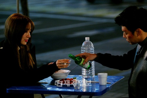 MBCミニシリーズ「会いたい」でパク・ユチョンとユン・ウネの深夜の屋台で酒を飲む姿が注目を集めている。写真=イギムプロダクション