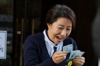 MBC水木ドラマ『会いたい』で、ユン・ウネが14年ぶりに母親の姿を目撃し胸を痛めるシーンが描かれる。写真=イギムプロダクション