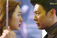 MBC水木ドラマ『会いたい』でパク・ユチョンとユン・ウネの初恋の象徴である“黄色い傘”が再び登場し、視聴者の好奇心を高めている。