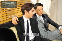 SBS月火ドラマ『ドラマの帝王』に出演中のキム・ミョンミンとSUPER JUNIORチェ・シウォンが、親しげなツーショットを公開して話題となっている。