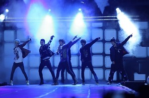 男性アイドルグループTEEN TOPがベトナム民謡「hat Beo dat may troi」を熱唱する映像が各オンライン・コミュニティにアップされ、ベトナムファンの話題をさらっている。