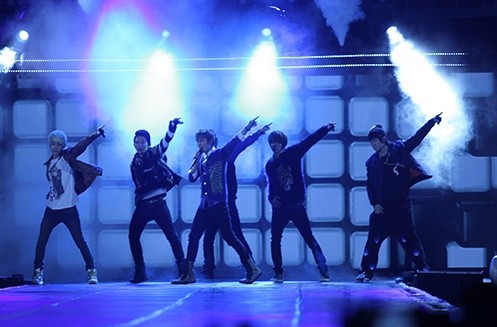 男性アイドルグループTEEN TOPがベトナム民謡「hat Beo dat may troi」を熱唱する映像が各オンライン・コミュニティにアップされ、ベトナムファンの話題をさらっている。