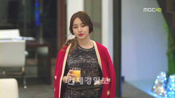 MBCドラマ「会いたい」でジョイ役を熱演中のユン・ウネのファッションが話題だ。