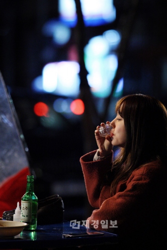 MBC水木ドラマ『会いたい』で、ユン・ウネが真夜中の屋台でひとり酒を傾ける姿が公開され、視聴者の関心が集中している。