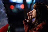 MBC水木ドラマ『会いたい』で、ユン・ウネが真夜中の屋台でひとり酒を傾ける姿が公開され、視聴者の関心が集中している。