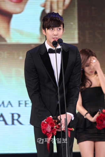 SS501（ダブルエス501）のキム・ヒョンジュン（マンネ）が、演技者として初受賞の栄光を報告した。