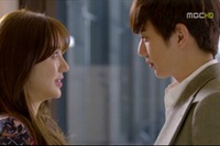 韓国MBCの水木ドラマ『会いたい』の“完璧ビジュアルカップル”ユン・ウネ＆ユ・スンホが、視聴者たちの愛情こもった嫉妬（？）を買っている。写真=イギムプロダクション