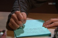 ムン・グニョンがSBS週末ドラマ『清潭洞アリス』で見せた筆跡が話題となっている。