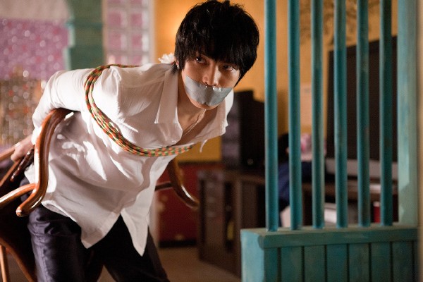韓国で11月15日から公開されているJYJキム・ジェジュン初主演の映画「자칼이 온다（ジャッカルが来る）」の邦題が「コードネーム：ジャッカル」となり、日本で来年5月3日（金）に全国公開されることが決定した。（C）2012 LOTTE ENTERTAINMENT All Rights Reserved