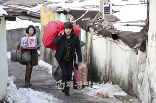 俳優クォン・サンウと女優スエが、貧困地域の村で運命的な再会をする。