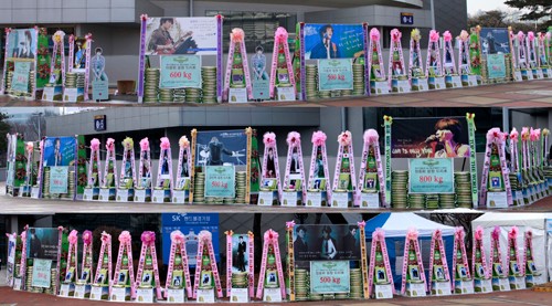 CNBLUE（チョン・ヨンファ、イ・ジョンヒョン、イ・ジョンシン、カン・ミンヒョク）が米花輪12トンを寄付する。