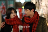 MBC水木ドラマ『会いたい』では、パク・ユチョン＆ユン・ウネの甘いクリスマスデートのスチールカットが公開された。写真=イギムプロダクション